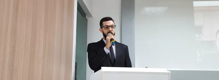 Níkolas Bastos Advogado Criminalista discursando